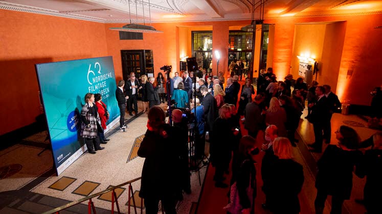 Die Gäste im Foyer des Theaters. Filmpreisnacht der Nordischen Filmtage Lübeck, 06.11.21 Lübeck Schleswig-Holstein Germany Copyright: xAgentur54Gradx xFelixxKoenigx