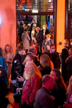 Die Gäste im Foyer des Theaters. Filmpreisnacht der Nordischen Filmtage Lübeck, 06.11.21 Lübeck Schleswig-Holstein Germany Copyright: xAgentur54Gradx xFelixxKoenigx