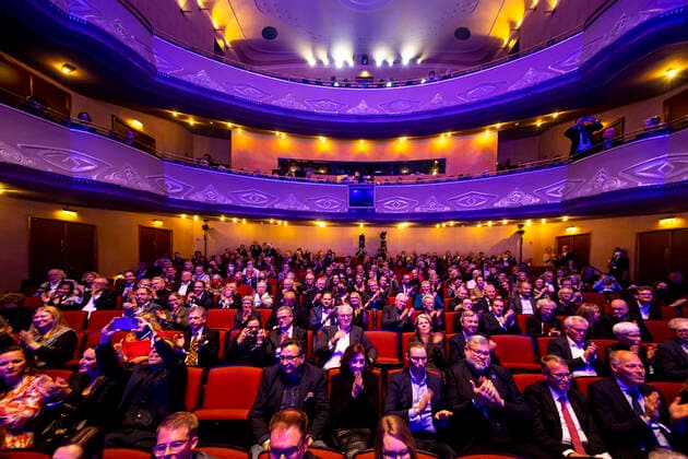 Die Gäste im Theater während der Preisverleihung. Filmpreisnacht der Nordischen Filmtage Lübeck, 06.11.21 Lübeck Schleswig-Holstein Germany Copyright: xAgentur54Gradx xFelixxKoenigx