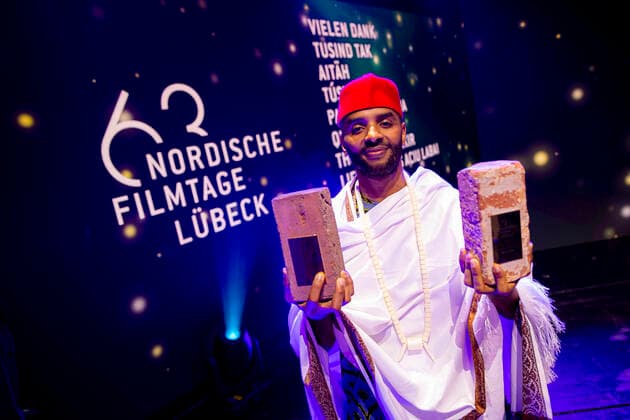 NDR-Filmpreis-Gewinner und Regisseur des Film The Gravediggers Wife Khadar Ayderus. Filmpreisnacht der Nordischen Filmtage Lübeck, 06.11.21 Lübeck Schleswig-Holstein Germany Copyright: xAgentur54Gradx xFelixxKoenigx