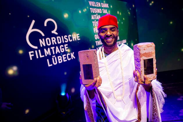 Bilder des Jahres 2021, Entertainment 11 November Entertainment Themen der Woche KW44 NDR-Filmpreis-Gewinner und Regisseur des Film The Gravediggers Wife Khadar Ayderus. Filmpreisnacht der Nordischen Filmtage Lübeck, 06.11.21 Lübeck Schleswig-Holstein Germany *** NDR Film Award winner and director of the film The Gravediggers Wife Khadar Ayderus Film Award Night of the Nordic Film Days Lübeck, 06 11 21 Lübeck Schleswig Holstein Germany Copyright: xAgentur54Gradx xFelixxKoenigx