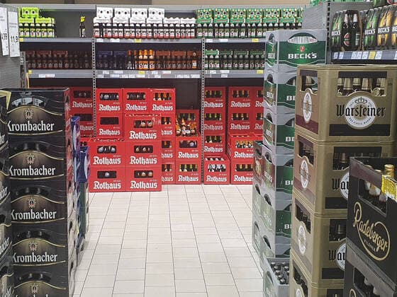 Freiburg Themenbild - Einkaufen im Supermarkt, Discounter, Getränke und Lebensmittel, Getränkemarkt Themenbild - Einkaufen im Supermarkt, Discounter, Getränke und Lebensmittel, Getränkemarkt Bierlager, Bierkisten mit verschiedenen Bierflaschen, Pilsbier und Weizenbiere, Getränkemarkt *** Freiburg theme picture shopping in supermarket, discounter, beverages and food, beverage market theme picture shopping in supermarket, discounter, beverages and food, beverage market beer store, beer crates with different beer bottles, pilsner beer and wheat beers, beverage market Copyright: xFleigx xEibner-Pressefotox EP_dfg