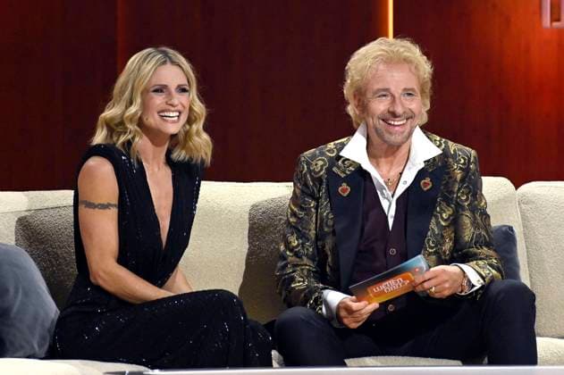 Michelle Hunziker und Thomas Gottschalk in der ZDF-Unterhaltungsshow Wetten, dass..? live aus der Messehalle. Nürnberg, 06.11.2021 *** Michelle Hunziker and Thomas Gottschalk in the ZDF entertainment show Wetten, dass live from the exhibition hall in Nuremberg, 06 11 2021 Foto:xF.xKernx xFuturexImage