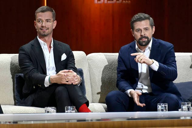 Joko Winterscheidt und Klaas Heufer-Umlauf in der ZDF-Unterhaltungsshow Wetten, dass..? live aus der Messehalle. Nürnberg, 06.11.2021