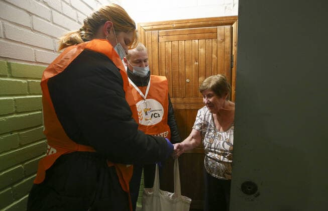 ST PETERSBURG, RUSSIA â€“ NOVEMBER 7, 2021: Volunteers of the MyVmeste initiative bring food to an elderly woman during the ongoing novel coronavirus pandemic. MyVmeste We are Together is a community of volunteers who help senior citizens, disabled people, healthcare workers, NGO social workers and other people in need during the COVID-19 pandemic. Peter Kovalev TASS  TS117024