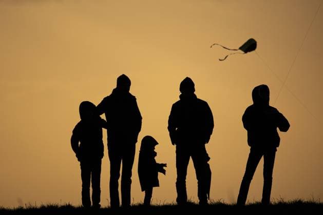 IMAGO Creative: Fit durch den Herbst Der Schattenriss von drei Kindern und zwei Erwachsenen zeichnet sich ab beim Drachensteigen vor Sonnenuntergang in Berlin, 07.11.2021. Berlin Deutschland *** The silhouette of three children and two adults is silhouetted while flying kites in front of sunset in Berlin, 07 11 2021 Berlin Germany Copyright: xFlorianxGaertner photothek.dex