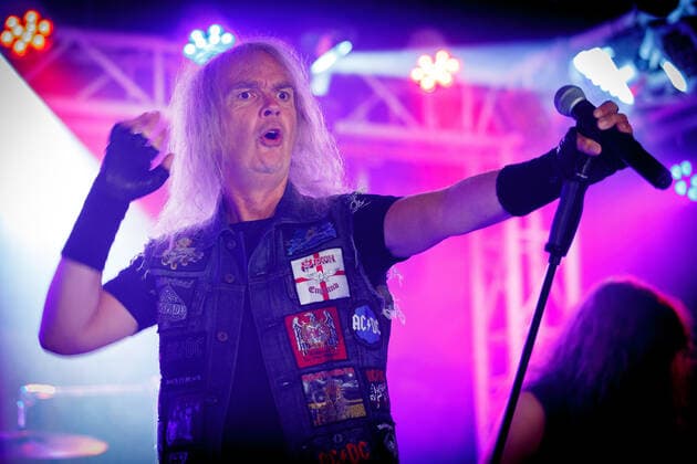 Hademarschen, Deutschland 05. November 2021: Grave Digger - Hademascher Hof - 05.11.2021 Aufnahme des Livekonzerts mit Publikum für ein Liverecording zur späteren Veröffentlichung war ein voller Erfolg. Selbst aus Schweden fanden sich Fans von Grave Digger in Schleswig-Holstein ein.Foto: Leadsänger Chris Boltendahl Hademascher Hof Schleswig Holstein Copyright: xFotostandx xJacobsx