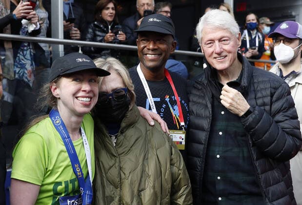 Bilder des Jahres 2021, Entertainment 11 November Entertainment Themen der Woche KW44 Entertainment Bilder des Tages After crossing the finish line Chelsea Clinton poses for a picture with parents Hillary and Bill Clinton along with marathon director Ted Metellus at the NYRR TCS New York City Marathon in New York City on Sunday, November 7, 2021. Over 50,000 runners from New York City and around the world race through the five boroughs on a course that winds its way from the Verrazano Bridge before crossing the finish line by Tavern on the Green in Central Park.  NYP20211107134 JohnxAngelillo