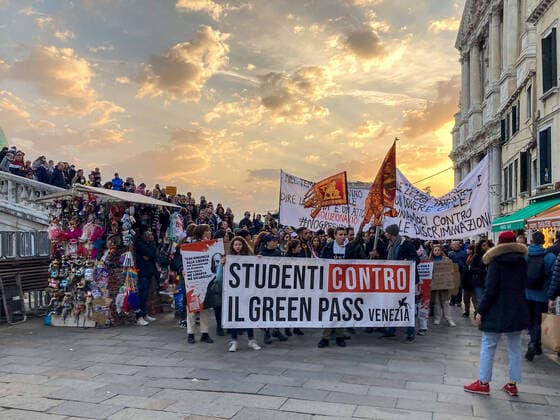 Bilder des Jahres 2021, News 11 November News Themen der Woche KW44 News Bilder des Tages No Green Pass Protest In Venice, Italy NO GREEN PASS protest in Venice during the News NO GREEN PASS protest in Venice on novembre 07, 2021 at the Venezia in venezia, Italia venezia Italia  Copyright: xAlessioxMarinix livemedia-nogreenp211107_nprsN