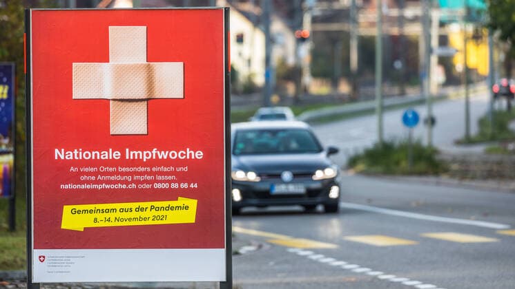 Oberglatt, Schweiz - 7. November 2021: In der Schweiz startet die Nationalimpfwoche. Die Landesregierung setzt Millionen von Franken an Steuergeldern ein um den mRNA-Impfstoff an die Bevölkerung zu bringen. Zahlreiche Massnahmen haben zuvor nicht den gewünschte Erfolg gebracht.