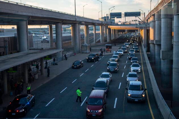 News Bilder des Tages November 7, 2021, TORONTO, ON, CAN: Queues form at Toronto s Pearson airport on Sunday November 7, 2021, as anti-vaccine supporters perform a drive by protest as past of their Jam the airports actions, which targeted several airports in Canada. TORONTO CAN  - ZUMAc35_ 20211107_zaf_c35_042 Copyright: xChrisxYoungx