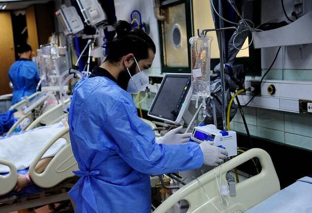 (211107) -- DAMASCUS, Nov. 7, 2021 -- Medical workers treat COVID-19 patients at a hospital in Damascus, Syria, on Nov. 7, 2021. (Photo by Xinhua) SYRIA-DAMASCUS-COVID-19-HOSPITAL AmmarxSafarjalani 