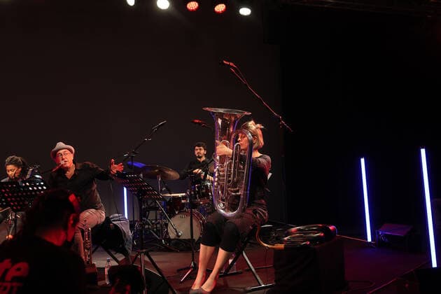 Konzert von Dave Douglas @Silent Green, Betonhalle , Jazzfest Berlin Dave Douglas Trompete, Gesang, Komposition, Tomeka Reid Cello, Gesang Marta Warelis Klavier, Kofferorgel, Gesang Berlinde Deman Tuba, Serpent, Gesang Frederik Leroux Gitarren, Oud, Banjo, Gesang Antoine Pierre Schlagzeug, Elektronik