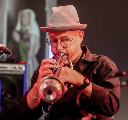Konzert von Dave Douglas @Silent Green, Betonhalle , Jazzfest Berlin Dave Douglas Trompete, Gesang, Komposition, Tomeka Reid Cello, Gesang Marta Warelis Klavier, Kofferorgel, Gesang Berlinde Deman Tuba, Serpent, Gesang Frederik Leroux Gitarren, Oud, Banjo, Gesang Antoine Pierre Schlagzeug, Elektronik