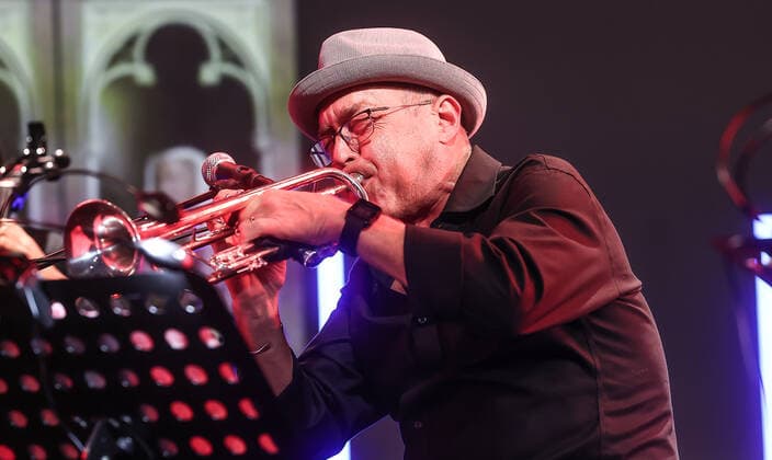 Konzert von Dave Douglas @Silent Green, Betonhalle , Jazzfest Berlin Dave Douglas Trompete, Gesang, Komposition, Tomeka Reid Cello, Gesang Marta Warelis Klavier, Kofferorgel, Gesang Berlinde Deman Tuba, Serpent, Gesang Frederik Leroux Gitarren, Oud, Banjo, Gesang Antoine Pierre Schlagzeug, Elektronik