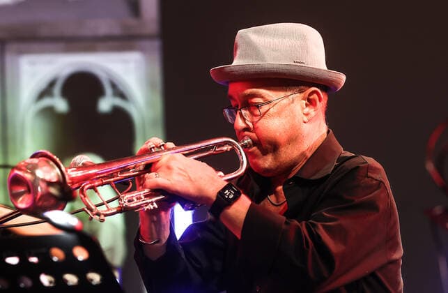 Konzert von Dave Douglas @Silent Green, Betonhalle , Jazzfest Berlin Dave Douglas Trompete, Gesang, Komposition, Tomeka Reid Cello, Gesang Marta Warelis Klavier, Kofferorgel, Gesang Berlinde Deman Tuba, Serpent, Gesang Frederik Leroux Gitarren, Oud, Banjo, Gesang Antoine Pierre Schlagzeug, Elektronik