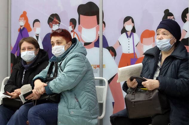 ST PETERSBURG, RUSSIA - NOVEMBER 8, 2021: People wait outside a COVID-19 vaccination site at the Zanevsky Kaskad shopping mall. Alexander Demianchuk TASS  TS117140