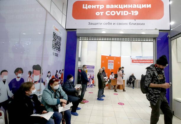 ST PETERSBURG, RUSSIA - NOVEMBER 8, 2021: People wait outside a COVID-19 vaccination site at the Zanevsky Kaskad shopping mall. Alexander Demianchuk TASS  TS117141