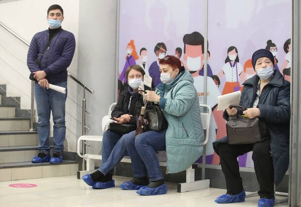 ST PETERSBURG, RUSSIA - NOVEMBER 8, 2021: People wait outside a COVID-19 vaccination site at the Zanevsky Kaskad shopping mall. Alexander Demianchuk TASS  TS117143