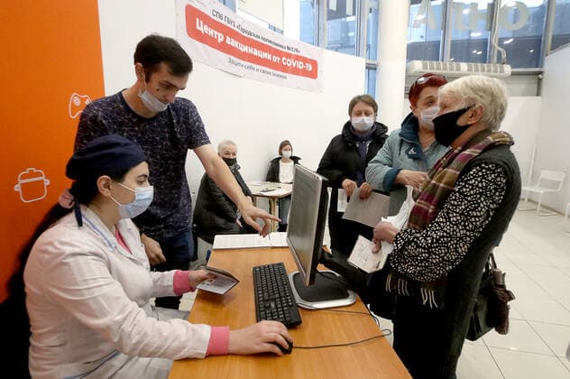 ST PETERSBURG, RUSSIA - NOVEMBER 8, 2021: A medical worker registers patients before vaccination at a COVID-19 vaccination site at the Zanevsky Kaskad shopping mall. Alexander Demianchuk TASS  TS117144