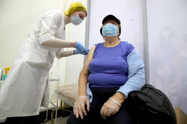 ST PETERSBURG, RUSSIA - NOVEMBER 8, 2021: A medical worker gives an injection to a patient at a COVID-19 vaccination site at the Zanevsky Kaskad shopping mall. Alexander Demianchuk TASS  TS11713F