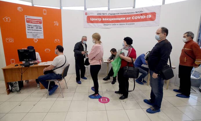 ST PETERSBURG, RUSSIA - NOVEMBER 8, 2021: People wait in line at a COVID-19 vaccination site at the Zanevsky Kaskad shopping mall. Alexander Demianchuk TASS  TS117145