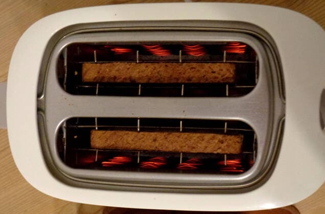 IMAGO Creative: Haushaltsgeräte - Toaster Roestung von zwei Toastscheiben im Toaster Toaster in Vollbetrieb *** Roasting two slices of toast in the toaster Toaster in full operation