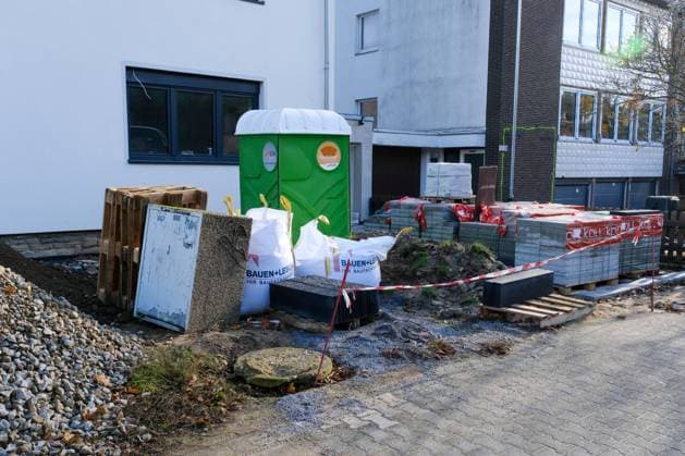 Düsseldorf 08.11.2021 Baustelle Neubau Wohnungen Wohnung Baugerüst Mehrfamilienhaus Mietshaus Miete Mietspiegel Mietpreisspiegel Immobilie Immobilien Wohnungsnot Rohbau Wohnungsmangel Wohnungsmangel Baustau Wohnimmobilie Wohnungsimmobilien Mietpreise Altbau Leerstand Oddachlose Baumaterial Baustoffe Mietpreise Wohnungsbau Ballungsgebiet bezahlbarer Wohnraum Wohnungssuche CO2-Preis CO2 Bundes-Klimaschutzgesetz Heizen Heizung Klimapaket Mieter Vermieter Mietpreis-Bremse Mietpreisbremse Wohnungsnot Klimasteuer Energiewende Büro Büros Homeoffice Home-Office mobile Toilette Dixie-Klo Düsseldorf Nordrhein-Westfalen Deutschland *** Dusseldorf 08 11 2021 construction site new building flats flat scaffolding multi-family house apartment house