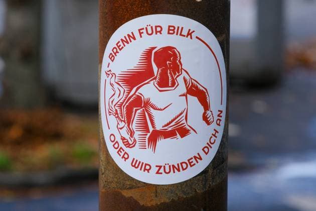 Düsseldorf 08.11.2021 Aufkleber kriminelles politisches Posting Gewaltaufruf Antifa Linksextremismus Linksextreme Stadtteil Bilk Staatsschutz Polizei gefährliche Körperverletzung Tötungsdelikt Straftat StPo Strafprozessordnung Gesetze Molotowcocktail Molotow-Cocktail Brandflasche Benzinbombe Molli Wurfbrandsatz Aufstand Krawall Straßenschlacht Guerillakrieg Bürgerkrieg Brandanschlag Demonstration ( Brenn für Bilk Oder wir zünden Dich an ) Düsseldorf Karolinger Platz Nordrhein-Westfalen Deutschland *** Düsseldorf 08 11 2021 sticker criminal political posting call for violence antifa left-wing extremism left-wing extremism Bilk district state police dangerous bodily harm homicide crime StPo criminal procedure laws Molotow cocktail M