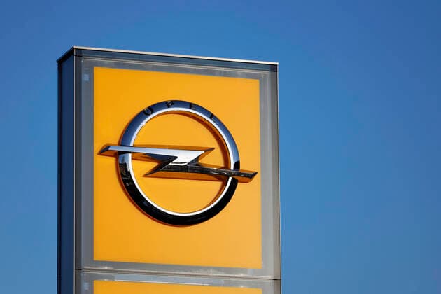 Im Oktober 2021 wurden 178.683 neue Pkw und damit 34,9 Prozent weniger als im Vorjahresmonat zugelassen. Vor allem E-Auto-Hersteller trotzdem der derzeitigen Absatzkrise aber noch. Im Bild Opel-Logo an einem Autohaus in Köln. (Themenbild, Symbolbild) Köln, 01.11.2021