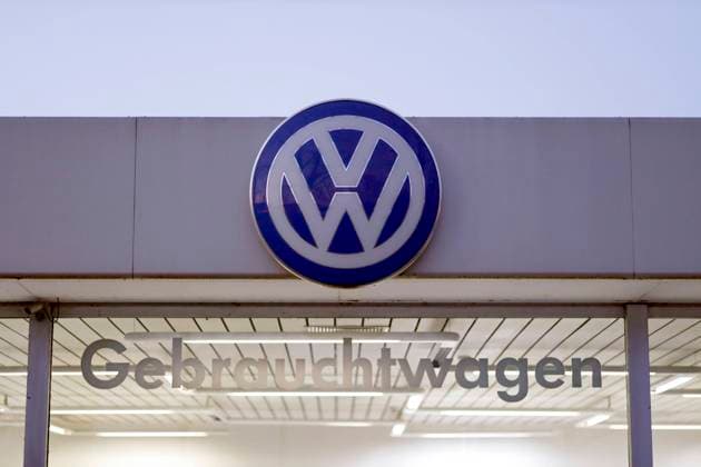 Im Oktober 2021 wurden 178.683 neue Pkw und damit 34,9 Prozent weniger als im Vorjahresmonat zugelassen. Vor allem E-Auto-Hersteller trotzdem der derzeitigen Absatzkrise aber noch. Im Bild VW-Logo an einem Autohaus in Köln. (Themenbild, Symbolbild) Köln, 01.11.2021 *** In October 2021, 178 683 new passenger cars were registered, 34.9 percent less than in the same month last year Especially E car manufacturers nevertheless the current sales crisis but still In the picture VW logo at a car dealership in Cologne Topic image, symbol image Cologne, 01 11 2021 Foto:xC.xHardtx xFuturexImage