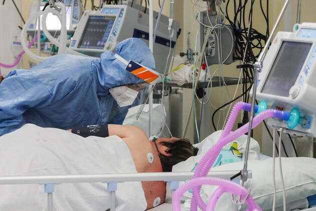 BALASHIKHA, MOSCOW REGION, RUSSIA - NOVEMBER 3, 2021: A medical worker treats a patient at a COVID-19 facility at Balashikha s maternity hospital. Sergei Karpukhin TASS  TS117286