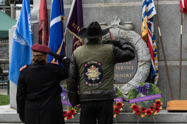 November 8, 2021, Vancouver, British Columbia, Canada: Veterans lay wreaths at the cenotaph in Vancouver s Victory Square Nov .8 during National Indigenous Veterans Day. Vancouver Canada - ZUMAb217 20211108_zip_b217_001 Copyright: xQuinnxBenderx