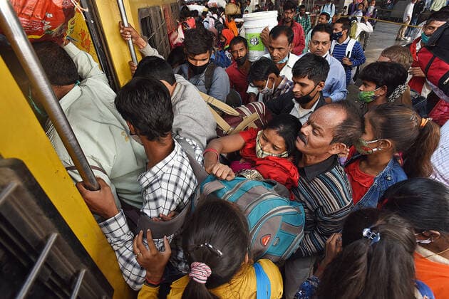 IMAGO Nature: Unsere Erde, Umweltprobleme, Überbevölkerung NEW DELHI, INDIA - NOVEMBER 8: A crowd of passengers struggling to get on Bihar Bhagalpur Train during the heavy rush for Chhath Puja festival at Anand Vihar Railway Station on November 8, 2021 in New Delhi, India. The Chhath festival, also known as Surya Puja is observed in Bihar and eastern Uttar Pradesh. (Photo by Raj K Raj Hindustan Times) Heavy Rush At Railway Stations Due To Chhath Puja Festival