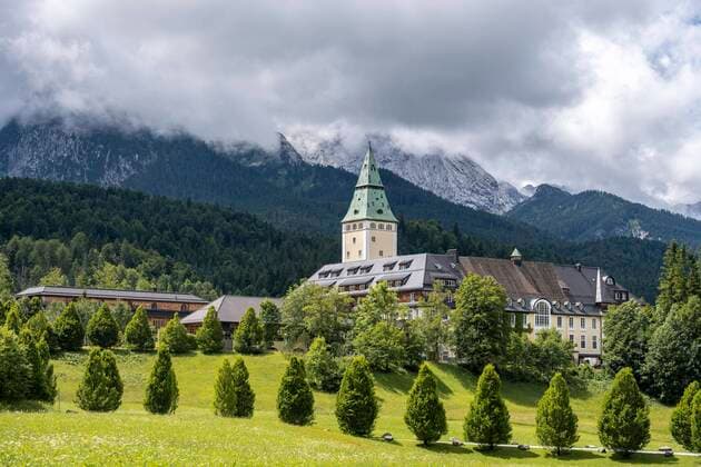  Schloss Elmau, Schlosshotel, Wettersteingebirge, Klais, Krün, Werdenfelser Land, Oberbayern, Bayern, Deutschland, Europa *** Elmau Castle, Castle Hotel, Wetterstein Mountains, Klais, Krün, Werdenfelser Land, Upper Bavaria, Bavaria, Germany, Europe Copyright: imageBROKER/MoritzxWolf ibxmmw07143634.jpg