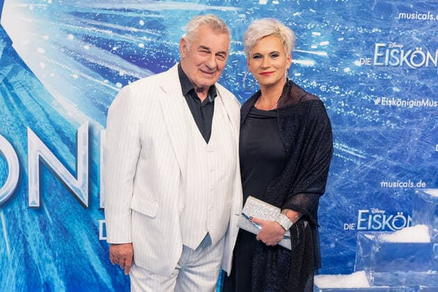 Stage Entertainment - Disneys Die Eiskönigin - Musical Premiere in Hamburg - Heinz Hoenig mit Ehefrau Annika Kärsten-Hoenig;Stage Entertainment - Disneys Die Eiskönigin - Musical Premiere in Hamburg - Heinz Hoenig mit Ehefrau Annika Kärsten-Hoenig, Hamburg Hamburg Deutschland Stage Theater an der Elbe *** Stage Entertainment Disneys Die Eiskönigin Musical Premiere in Hamburg Heinz Hoenig with wife Annika Kärsten Hoenig Stage Entertainment Disneys Die Eiskönigin Musical Premiere in Hamburg Heinz Hoenig with wife Annika Kärsten Hoenig, Hamburg Hamburg Germany Stage Theater an der Elbe
