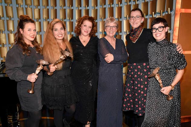 München, Bayerischer Kabarettpreis 2021 Julia Gamez Martin, Ariane Müller, Luise Kinseher, Gerburg Jahnke, Martina Schwarzmann und Eva Karl-Faltermeier bei der Verleihung des Bayerischen Kabarettpreises 2021 im Lustspielhaus. München, 08.11.2021