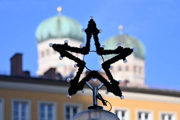 Randmotv,Themenbild,Weihnachtsstern vor den Tuermen vom Liebfrauendom,Frauenkirche, Aufbau Christkindlmarkt auf dem Marienplatz in Muenchen am 09.11.2021. *** Randmotv,Theme picture,Christmas star in front of the towers of the Liebfrauendom,Frauenkirche, construction Christkindlmarkt on the Marienplatz in Munich on 09 11 2021