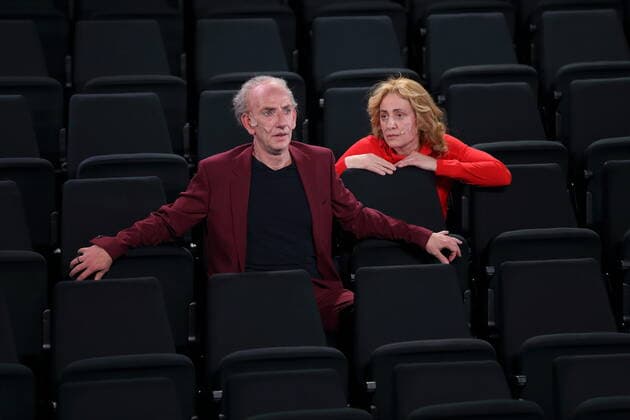 Bernd Moss und Maren Eggert während der Fotoprobe für das Stück Starker Wind im Deutschen Theater Berlin, Kammerspiele, 8. November 2021. Von Jon Fosse. Regie Jossi Wieler. Bühne und Kostüme Teresa Vergho. Premiere ist am 14. November 2021. Deutsches Theater Berlin Starker Wind