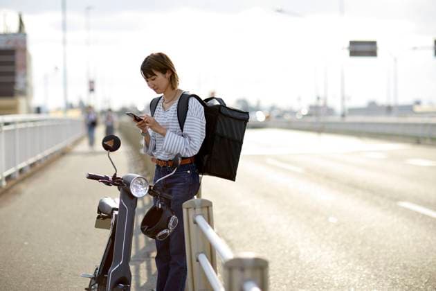 Electric scooter food delivery 165881154  (165881154) ,model released, Symbolfoto