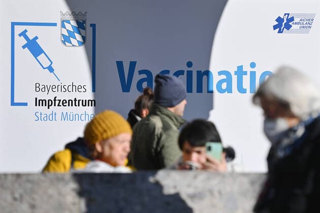 Themenbild Booster Impfung,3.Impfung. Impfzentrum der Stadt Muenchen im Rathaus am Marienplatz am 09.11.2021. Passanten,Personen.