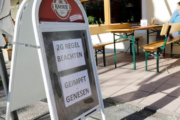 AUT, 2021-11-09: FEATURE WIRTSCHAFT GESUNDHEIT - 2G-REGEL IN DER GASTRONOMIE IN OESTERREICH AB SOFORT WIRKSAM (NUR GEIMPFT UND GENESEN) - PLAKAT MIT AUFSCHRIFT ;