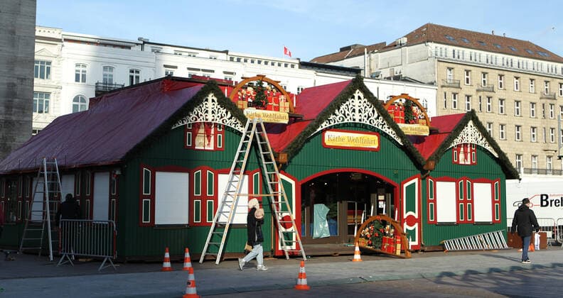 News Bilder des Tages Auf dem Rathausmarkt in Hamburg haben die für den Roncalli-Weihnachtsmarkt begonnen, der nach der Corona-Zwangspause im vergangenen Jahr in 2021 vom 22. November bis 23. Dezember stattfinden wird. Der historische Markt wird Pandemie-bedingt in zwei Bereiche aufgeteilt. Im Gastronomiebereich gilt die 2G-Regel. Ein Zaun trennt diesen vom Händlerbereich, zu dem alle Besucher Zutritt haben. Dort gilt - anders als im Gastronomiebereich - Abstands- und Maskenpflicht. Altstadt Hamburg