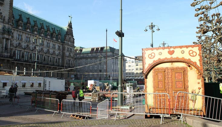 Auf dem Rathausmarkt in Hamburg haben die für den Roncalli-Weihnachtsmarkt begonnen, der nach der Corona-Zwangspause im vergangenen Jahr in 2021 vom 22. November bis 23. Dezember stattfinden wird. Der historische Markt wird Pandemie-bedingt in zwei Bereiche aufgeteilt. Im Gastronomiebereich gilt die 2G-Regel. Ein Zaun trennt diesen vom Händlerbereich, zu dem alle Besucher Zutritt haben. Dort gilt - anders als im Gastronomiebereich - Abstands- und Maskenpflicht. Altstadt Hamburg