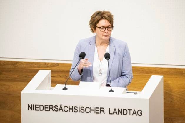 Plenarsitzung im niedersächsischen Landtag am 09.11.2021. 18.Wahlperiode, 50. Tagungsabschnitt, 120. Sitzung. Im Bild die Ministerin für Soziales, Gesundheit und Gleichstellung, Daniela Behrens, SPD. Deutschland, Niedersachsen, Hannover, 09.11.2021 *** Plenary Session in the Lower Saxony Parliament on 09 11 2021 18 Election Period, 50 Session, 120 Session In the picture the Minister for Social Affairs, Health and Equality, Daniela Behrens, SPD Germany, Lower Saxony, Hanover, 09 11 2021