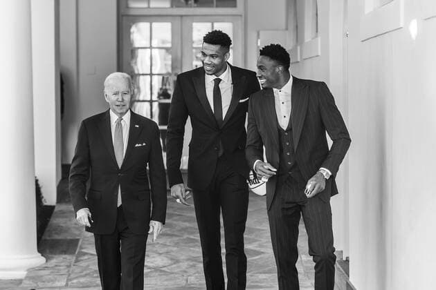 STYLELOCATIONU.S President Joe Biden walks with basketball stars Giannis Antetokounmpo, center, and his brother Thanasis Antetokounmpo, right, on their way to celebrate the 2021 NBA Champion Milwaukee Bucks basketball team in the Colonnade of the White House November 8, 2021 in Washington, D.C. Washington United States of America - ZUMAp138 20211108_zaa_p138_027 Copyright: xAdamxSchultz WhitexHousex
