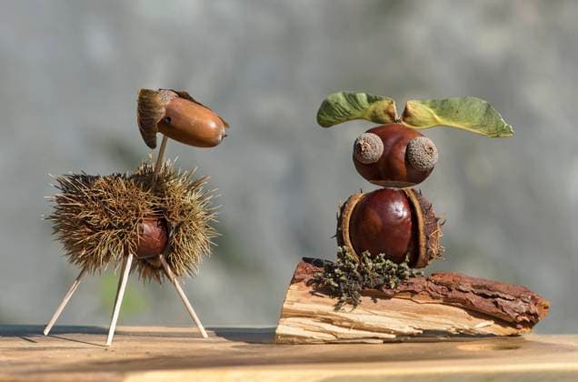 Schaf und Eule, lustigeTierfiguren aus Kastanien und Eicheln, Basteln mit Naturmaterialien im Herbst, Schweiz *** Sheep and owl, funny animal figures made from chestnuts and oak acorns in autumn time, Switzerland