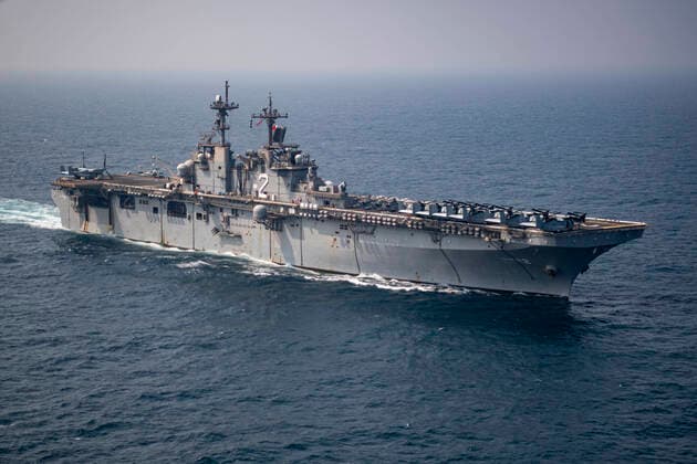 STYLELOCATIONThe U.S. Navy Wasp-class amphibious assault ship USS Essex during routine operations with the 5th Fleet November 9, 2021 in the Gulf of Oman. Gulf of Oman Oman - ZUMAp138 20211109_zaa_p138_002 Copyright: xMc2xJohnxMcgovern U.S.xNavyx