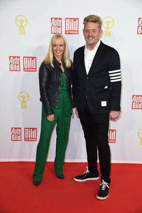 Melanie Stöckl (Leiterin Kommunikation Seat), Wayne Griffiths (Vorstandsvorsitzender Seat) bei der 45. Verleihung Das Goldene Lenkrad bei Axel Springer SE in Berlin am 09.11.2021