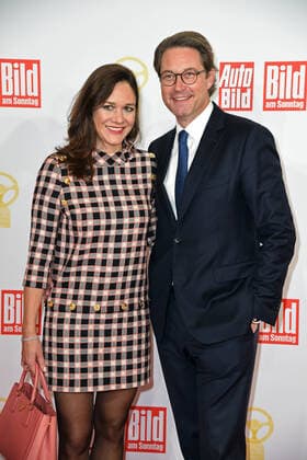 Andreas Scheuer mit Ehefrau Julia Reuss bei der 45. Verleihung Das Goldene Lenkrad bei Axel Springer SE in Berlin am 09.11.2021